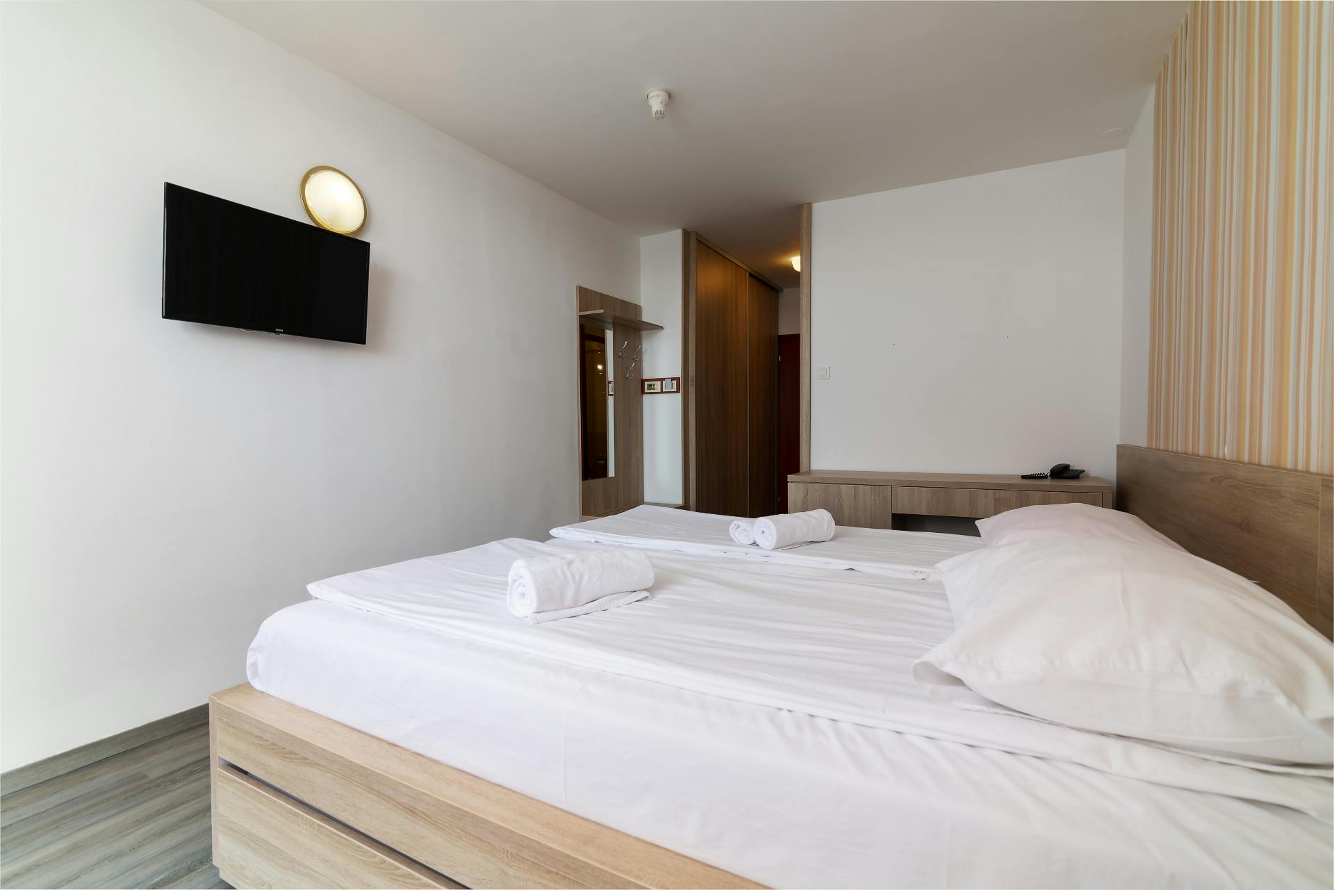 Hotel Zagreb Karlobag - Poletje s polpenzionom - Soba z balkonom , Karlobag, Hrvaška - 1021 EUR - 7x nočitev v dvoposteljni sobi z balkonom za 2 osebi (1. otrok do 11,99 let in 2. otrok 0,99 let starosti brezplačno), Polpenzion